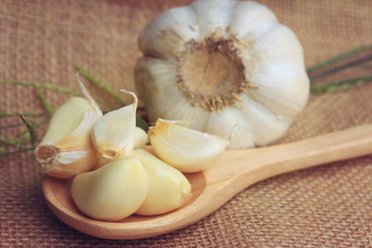  生吃大蒜好处多，特别是抗肿瘤、杀菌？但这2类人不适宜吃